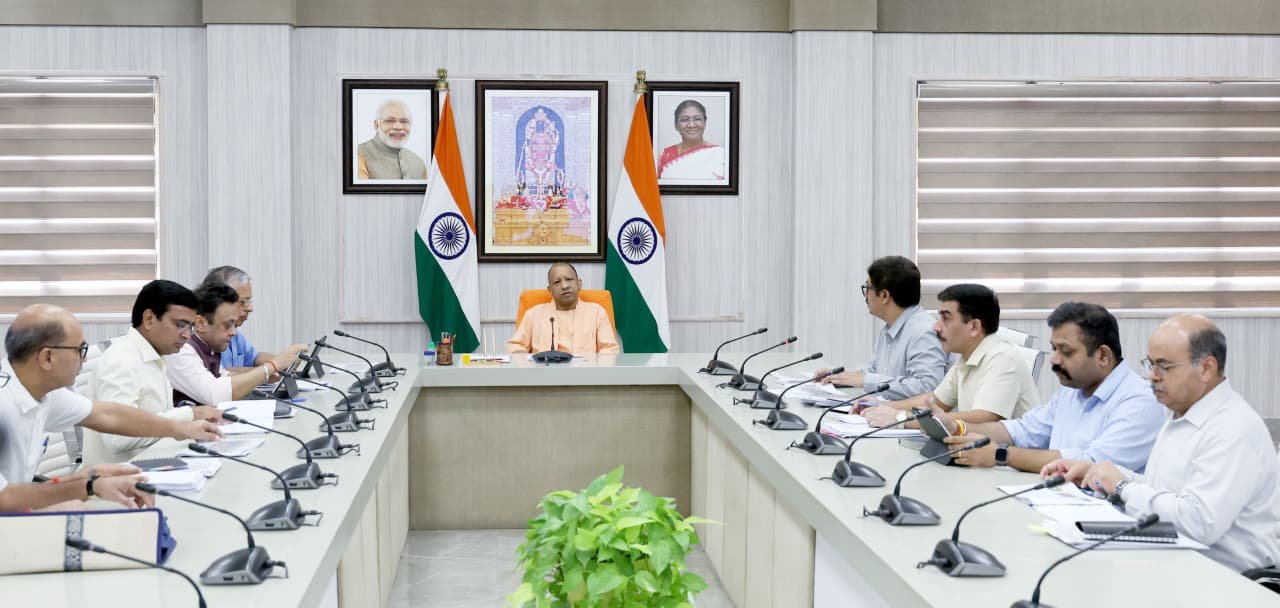 मुख्यमंत्री योगी आदित्यनाथ ने प्रदेश के नगरों के समग्र विकास के लिए नई “शहरी पुनर्विकास नीति” तैयार करने के निर्देश दिए। यह नीति पुराने, जर्जर और अनुपयोगी क्षेत्रों को आधुनिक सुविधाओं, हरित भवन मानकों और पर्यावरणीय संतुलन के साथ विकसित करेगी। मुख्यमंत्री ने कहा कि नीति में जनहित, पारदर्शिता और निजी निवेश को प्राथमिकता दी जाएगी। भूमि उपयोग आधारित बाह्य विकास शुल्क भी संशोधित किया जाएगा, ताकि निवेशकों और नागरिकों दोनों के हित सुरक्षित रहें।