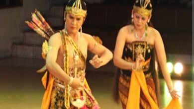 अयोध्या दीपोत्सव 2025 इस बार अंतरराष्ट्रीय रंग में रंगने जा रहा है। मुख्यमंत्री योगी आदित्यनाथ के निर्देशन में रूस, थाईलैंड, इंडोनेशिया, नेपाल और श्रीलंका के 90 कलाकार रामलीला का मंचन करेंगे। राम कथा पार्क में 17 से 20 अक्टूबर तक आयोजित यह अंतरराष्ट्रीय रामलीला सांस्कृतिक समरसता का अद्भुत उदाहरण बनेगी। विभिन्न देशों की नृत्य-नाट्य परंपराओं में रामकथा के प्रसंगों का मंचन अयोध्या की आध्यात्मिक और सांस्कृतिक पहचान को नई ऊंचाई देगा। दीपोत्सव के दौरान 56 घाटों पर दीपों की रौशनी में यह आयोजन श्रद्धा और संस्कृति का अनूठा संगम बनेगा।