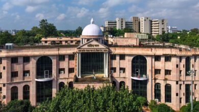 उत्तर प्रदेश की योगी सरकार की ‘पंचायत कल्याण कोष योजना’ ने तीन वर्षों में मृत पंचायत प्रतिनिधियों के 3,866 परिवारों को ₹136 करोड़ की आर्थिक सहायता प्रदान की है। बिना वेतन सेवा करने वाले ग्राम, क्षेत्र और जिला पंचायत सदस्यों के परिवारों को अब आर्थिक सुरक्षा मिल रही है। यह योजना ग्रामीण भारत में सामाजिक सशक्तिकरण और मानवीय संवेदना का प्रतीक बन गई है।