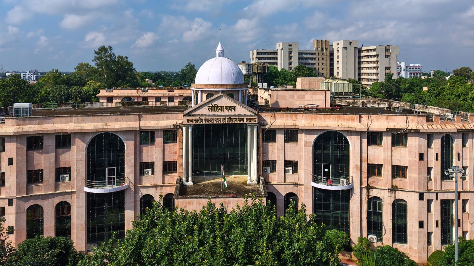 उत्तर प्रदेश की योगी सरकार की ‘पंचायत कल्याण कोष योजना’ ने तीन वर्षों में मृत पंचायत प्रतिनिधियों के 3,866 परिवारों को ₹136 करोड़ की आर्थिक सहायता प्रदान की है। बिना वेतन सेवा करने वाले ग्राम, क्षेत्र और जिला पंचायत सदस्यों के परिवारों को अब आर्थिक सुरक्षा मिल रही है। यह योजना ग्रामीण भारत में सामाजिक सशक्तिकरण और मानवीय संवेदना का प्रतीक बन गई है।