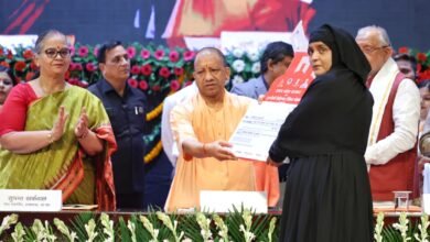 लखनऊ में मुख्यमंत्री योगी आदित्यनाथ ने प्रधानमंत्री उज्ज्वला योजना के अंतर्गत गैस रिफिल सब्सिडी वितरण कार्यक्रम में कहा कि दीपावली से पहले यह गरीब परिवारों के लिए बड़ा उपहार है। उन्होंने बताया कि प्रदेश के 1.86 करोड़ परिवारों को मुफ्त सिलेंडर मिल रहे हैं। योगी ने कहा कि अब त्योहार शांति, सौहार्द और उमंग के साथ मनाए जाते हैं। उन्होंने ‘स्वदेशी अपनाने’ और गरीबों की मदद करने की अपील की। मुख्यमंत्री ने साफ कहा कि बेटी की सुरक्षा से खिलवाड़ करने वालों को सजा निश्चित है।