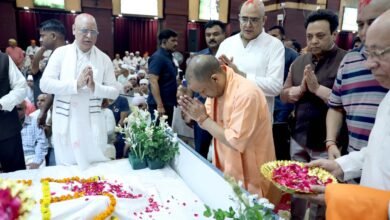 मुख्यमंत्री योगी आदित्यनाथ ने लखनऊ स्थित शिव शांति आश्रम में संत शिरोमणि साईं चांडूराम जी को श्रद्धांजलि अर्पित की। उन्होंने पार्थिव शरीर पर पुष्प चढ़ाकर श्रद्धा व्यक्त की और शोक संतप्त अनुयायियों के प्रति संवेदना प्रकट की। मुख्यमंत्री ने कहा कि संत शिरोमणि साईं चांडूराम जी का जीवन मानवता, सेवा और धर्म मार्ग का प्रतीक है। उनके ब्रह्मलीन होने से आध्यात्मिक समाज को गहरी क्षति हुई है।