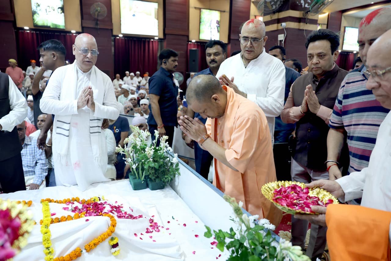 मुख्यमंत्री योगी आदित्यनाथ ने लखनऊ स्थित शिव शांति आश्रम में संत शिरोमणि साईं चांडूराम जी को श्रद्धांजलि अर्पित की। उन्होंने पार्थिव शरीर पर पुष्प चढ़ाकर श्रद्धा व्यक्त की और शोक संतप्त अनुयायियों के प्रति संवेदना प्रकट की। मुख्यमंत्री ने कहा कि संत शिरोमणि साईं चांडूराम जी का जीवन मानवता, सेवा और धर्म मार्ग का प्रतीक है। उनके ब्रह्मलीन होने से आध्यात्मिक समाज को गहरी क्षति हुई है।