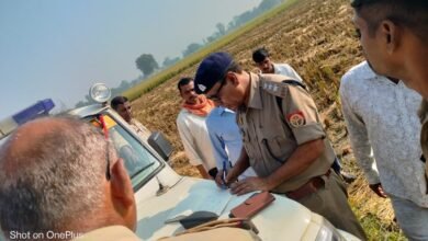 देवरिया जिले के धनौती गांव में 11 हजार वोल्ट के टूटे बिजली तार की चपेट में आने से महिला की मौत हो गई। मृतका की पहचान सरिता देवी (35) पत्नी मुन्ना चौहान के रूप में हुई। तीन दिन से लापता सरिता का शव खेत में मिला, जिससे गांव में सनसनी फैल गई। ग्रामीणों ने बिजली विभाग की लापरवाही को जिम्मेदार ठहराया है। पुलिस ने शव को पोस्टमार्टम के लिए भेज दिया है। परिजनों में कोहराम मचा हुआ है।