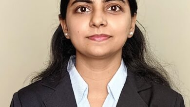 देवरिया जिले के बरहज तहसील क्षेत्र के ग्राम खुदिया मिश्र की प्रतिभाशाली बेटी सूर्या तिवारी ने तीन राष्ट्रीयकृत बैंकों — स्टेट बैंक ऑफ इंडिया, बैंक ऑफ बड़ौदा और यूनियन बैंक ऑफ इंडिया में आईटी अधिकारी के रूप में चयनित होकर क्षेत्र का मान बढ़ाया है। इससे पहले वह एक अमेरिकी कंपनी में सीनियर सॉफ्टवेयर डेवलपर अधिकारी के रूप में कार्यरत थीं। सूर्या की सफलता पर पूरे क्षेत्र में खुशी की लहर है और लोग इसे क्षेत्र की बेटियों के लिए प्रेरणा मान रहे हैं।