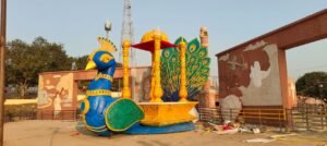 अयोध्या दीपोत्सव 2025 में इस बार राम की पैड़ी पर 32 फीट लंबा और 30 फीट ऊँचा भव्य पुष्पक विमान आकर्षण का केंद्र बनेगा। यह विमान भगवान श्रीराम के लंका विजय के बाद अयोध्या आगमन की कथा को साकार करेगा। योगी सरकार के निर्देशन में अयोध्या को विश्व की सांस्कृतिक राजधानी बनाने की दिशा में यह आयोजन ऐतिहासिक साबित होगा। लेज़र शो, दीपमालिका और पुष्पवर्षा से अयोध्या फिर जगमगाएगी।