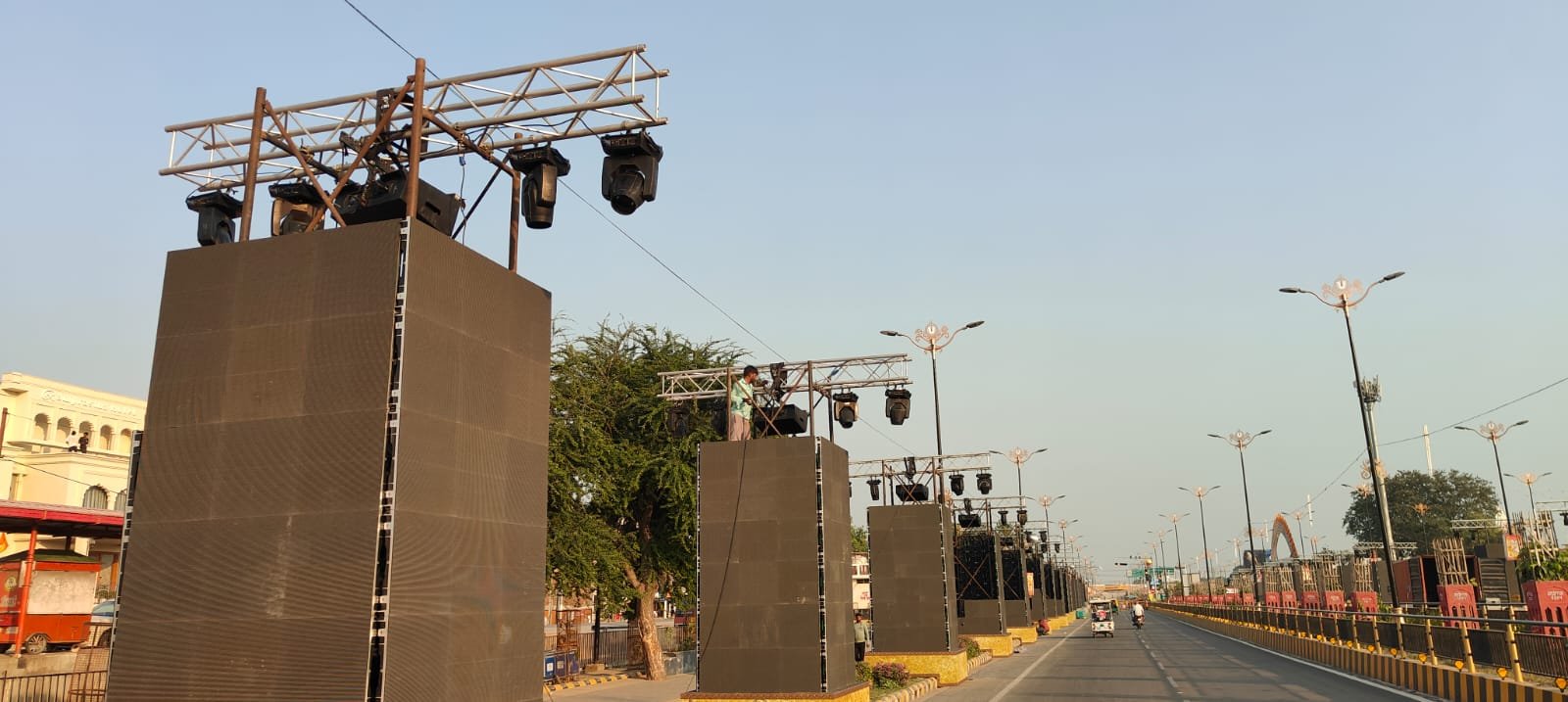 अयोध्या दीपोत्सव 2025 में इस बार डिजिटल रोशनी का भव्य संगम देखने को मिलेगा। मुख्यमंत्री योगी आदित्यनाथ के नेतृत्व में धर्मपथ पर 30 डिजिटल पिलर लगाए जा रहे हैं, जिन पर रामायण के प्रसंग प्रदर्शित होंगे। रामकथा पार्क, सरयू घाट और हनुमानगढ़ी सहित पूरी अयोध्या डिजिटल लाइटिंग से जगमगाएगी। 56 घाटों पर 26 लाख दीप जलाकर नया विश्व रिकॉर्ड बनाया जाएगा। दीपों और तकनीक का यह संगम अयोध्या को विश्व की सांस्कृतिक राजधानी के रूप में स्थापित करेगा।