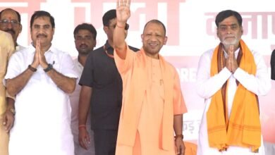 दानापुर में भाजपा प्रत्याशी रामकृपाल यादव की नामांकन रैली में सीएम योगी आदित्यनाथ ने राजद और कांग्रेस पर तीखा प्रहार किया। उन्होंने कहा कि विपक्ष बिहार को फिर बुरके और जंगलराज के युग में ले जाना चाहता है। योगी ने कहा कि अब बिहार विकास, सुरक्षा और पहचान के नए दौर में है। उन्होंने कहा कि एनडीए की डबल इंजन सरकार गरीबों, किसानों और युवाओं के कल्याण के लिए प्रतिबद्ध है। यूपी-बिहार की विरासत भगवान राम और मां जानकी की तरह अटूट है।