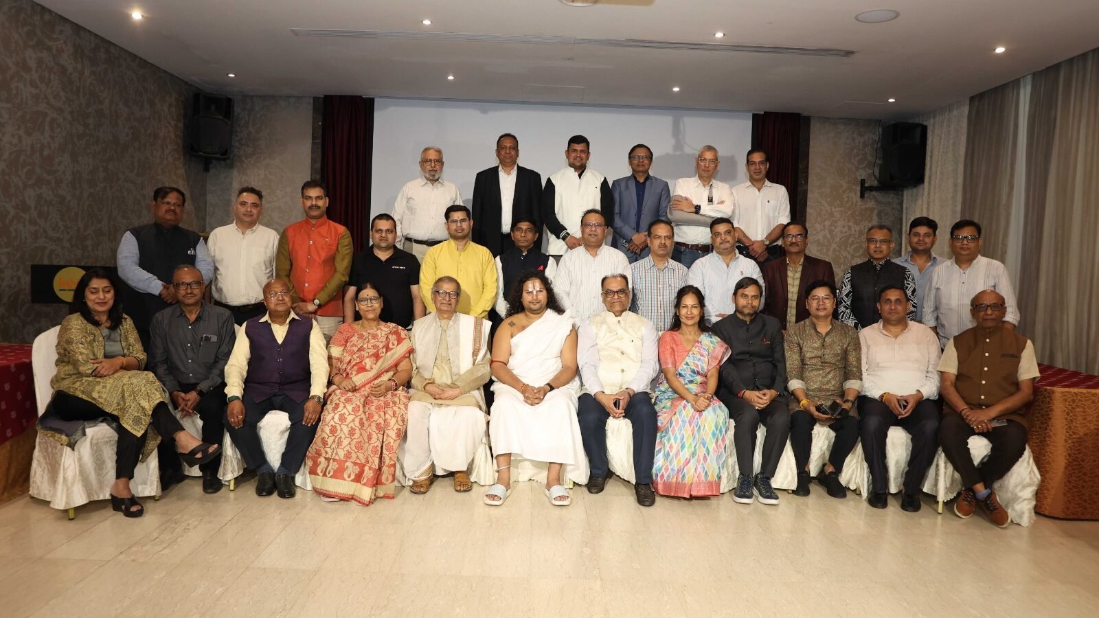 दुबई स्थित इंडिया क्लब में आयोजित “विकसित उत्तर प्रदेश” विषयक कार्यक्रम में प्रवासी भारतीयों ने डिजिटल माध्यम से प्रदेश के विकास के लिए अपने सुझाव और अनुभव साझा किए। यूपीडीएफ और यूपी कनेक्ट दुबई की ओर से आयोजित इस कार्यक्रम में शिक्षा, उद्योग, पर्यटन, संस्कृति और फिल्म क्षेत्र के विकास पर सार्थक विमर्श हुआ। सीईओ डॉ. निलय राजन सहित अनेक प्रवासी भारतीयों ने मुख्यमंत्री योगी आदित्यनाथ के विजन की सराहना करते हुए आत्मनिर्भर और आधुनिक उत्तर प्रदेश के निर्माण का संकल्प लिया। कई विशिष्ट अतिथियों को ‘उत्तर प्रदेश गौरव सम्मान’ से सम्मानित किया गया।