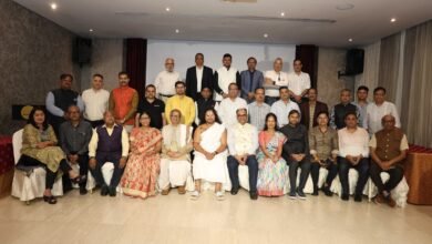 दुबई स्थित इंडिया क्लब में आयोजित “विकसित उत्तर प्रदेश” विषयक कार्यक्रम में प्रवासी भारतीयों ने डिजिटल माध्यम से प्रदेश के विकास के लिए अपने सुझाव और अनुभव साझा किए। यूपीडीएफ और यूपी कनेक्ट दुबई की ओर से आयोजित इस कार्यक्रम में शिक्षा, उद्योग, पर्यटन, संस्कृति और फिल्म क्षेत्र के विकास पर सार्थक विमर्श हुआ। सीईओ डॉ. निलय राजन सहित अनेक प्रवासी भारतीयों ने मुख्यमंत्री योगी आदित्यनाथ के विजन की सराहना करते हुए आत्मनिर्भर और आधुनिक उत्तर प्रदेश के निर्माण का संकल्प लिया। कई विशिष्ट अतिथियों को ‘उत्तर प्रदेश गौरव सम्मान’ से सम्मानित किया गया।