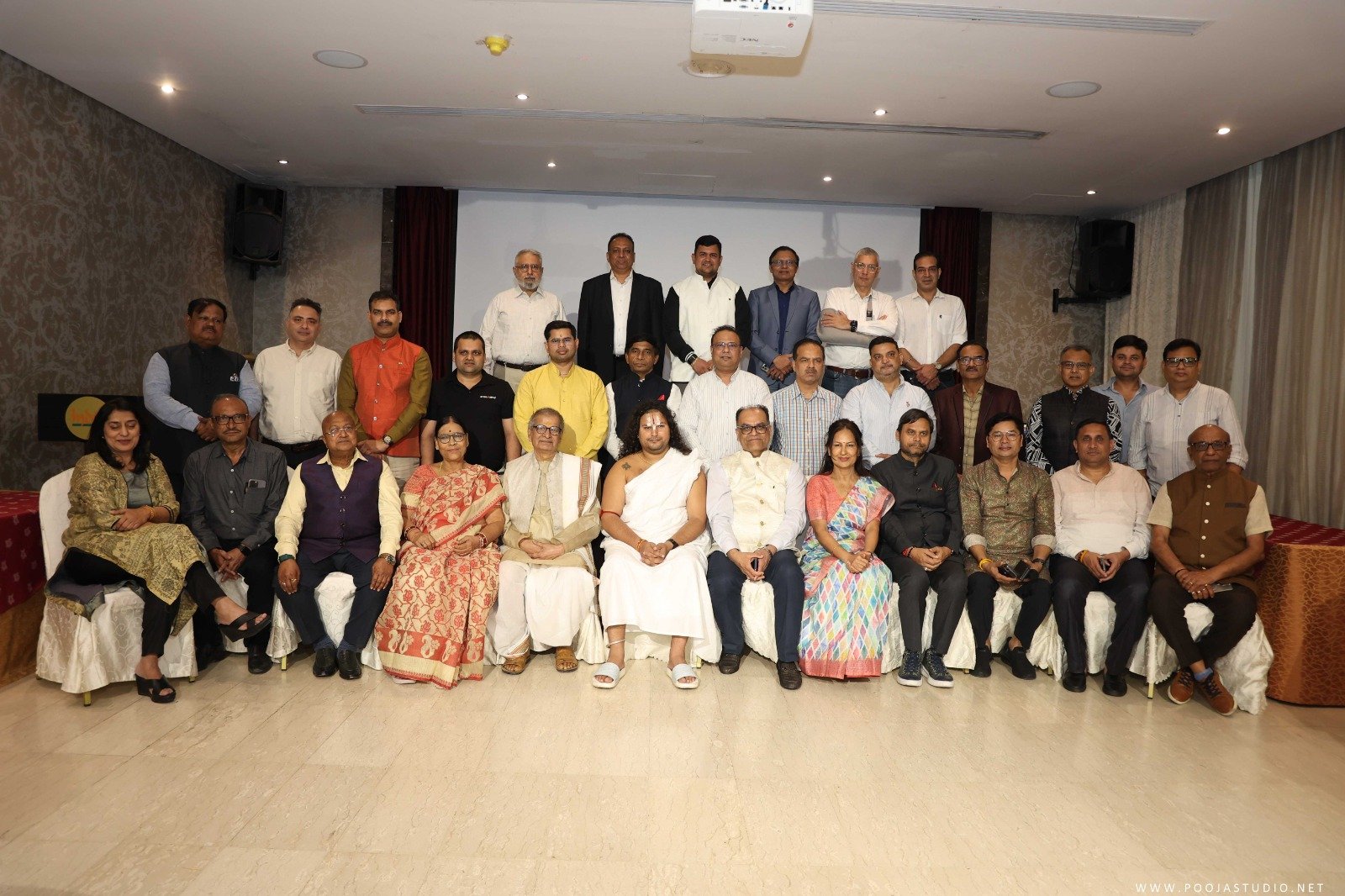 दुबई स्थित इंडिया क्लब में आयोजित “विकसित उत्तर प्रदेश” विषयक कार्यक्रम में प्रवासी भारतीयों ने डिजिटल माध्यम से प्रदेश के विकास के लिए अपने सुझाव और अनुभव साझा किए। यूपीडीएफ और यूपी कनेक्ट दुबई की ओर से आयोजित इस कार्यक्रम में शिक्षा, उद्योग, पर्यटन, संस्कृति और फिल्म क्षेत्र के विकास पर सार्थक विमर्श हुआ। सीईओ डॉ. निलय राजन सहित अनेक प्रवासी भारतीयों ने मुख्यमंत्री योगी आदित्यनाथ के विजन की सराहना करते हुए आत्मनिर्भर और आधुनिक उत्तर प्रदेश के निर्माण का संकल्प लिया। कई विशिष्ट अतिथियों को ‘उत्तर प्रदेश गौरव सम्मान’ से सम्मानित किया गया।