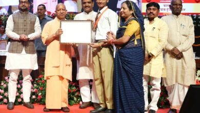 उत्तर प्रदेश के मुख्यमंत्री योगी आदित्यनाथ ने दीपावली से पहले प्रदेश के विद्यार्थियों को बड़ी सौगात दी है। दशमोत्तर एवं पूर्वदशम छात्रवृत्ति कार्यक्रम के तहत 10 लाख से अधिक छात्रों को ₹300 करोड़ की राशि डीबीटी के जरिए सीधे खातों में भेजी गई। योगी ने कहा कि अब छात्रवृत्ति दो चरणों में दी जाएगी। यह पारदर्शी व्यवस्था प्रधानमंत्री मोदी के सुशासन मॉडल का हिस्सा है। सरकार ने आठ वर्षों में 4.27 करोड़ विद्यार्थियों को छात्रवृत्ति का लाभ दिया है।