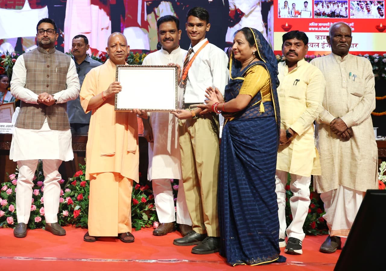 उत्तर प्रदेश के मुख्यमंत्री योगी आदित्यनाथ ने दीपावली से पहले प्रदेश के विद्यार्थियों को बड़ी सौगात दी है। दशमोत्तर एवं पूर्वदशम छात्रवृत्ति कार्यक्रम के तहत 10 लाख से अधिक छात्रों को ₹300 करोड़ की राशि डीबीटी के जरिए सीधे खातों में भेजी गई। योगी ने कहा कि अब छात्रवृत्ति दो चरणों में दी जाएगी। यह पारदर्शी व्यवस्था प्रधानमंत्री मोदी के सुशासन मॉडल का हिस्सा है। सरकार ने आठ वर्षों में 4.27 करोड़ विद्यार्थियों को छात्रवृत्ति का लाभ दिया है।