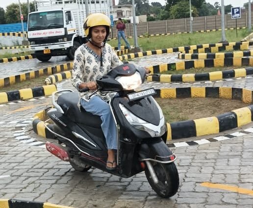 ‘ड्राइविंग माय ड्रीम्स’ से मिली नई उड़ान -मिशन शक्ति 5.0 के तहत बेटियाँ बनीं आत्मनिर्भरता की मिसाल