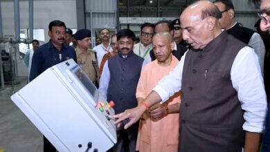 लखनऊ के डिफेंस कॉरिडोर में पीटीसी इंडस्ट्रीज परिसर में रक्षा मंत्री राजनाथ सिंह और मुख्यमंत्री योगी आदित्यनाथ ने टाइटेनियम और सुपर एलॉय मटेरियल प्लांट का लोकार्पण किया। इस अवसर पर नव नियुक्त इंजीनियर्स को नियुक्ति पत्र प्रदान किए गए। राजनाथ सिंह ने कहा कि यह प्रोजेक्ट डिफेंस सेक्टर में आत्मनिर्भरता का प्रतीक है, जो “डिज़ाइन, डेवलप और डिलीवर इन इंडिया” की अवधारणा को मजबूत करेगा। उन्होंने उत्तर प्रदेश को नई औद्योगिक क्रांति का केंद्र बताते हुए कहा कि यह सुविधा भारत की तकनीकी संप्रभुता और वैश्विक प्रतिस्पर्धा की नई पहचान बनेगी।