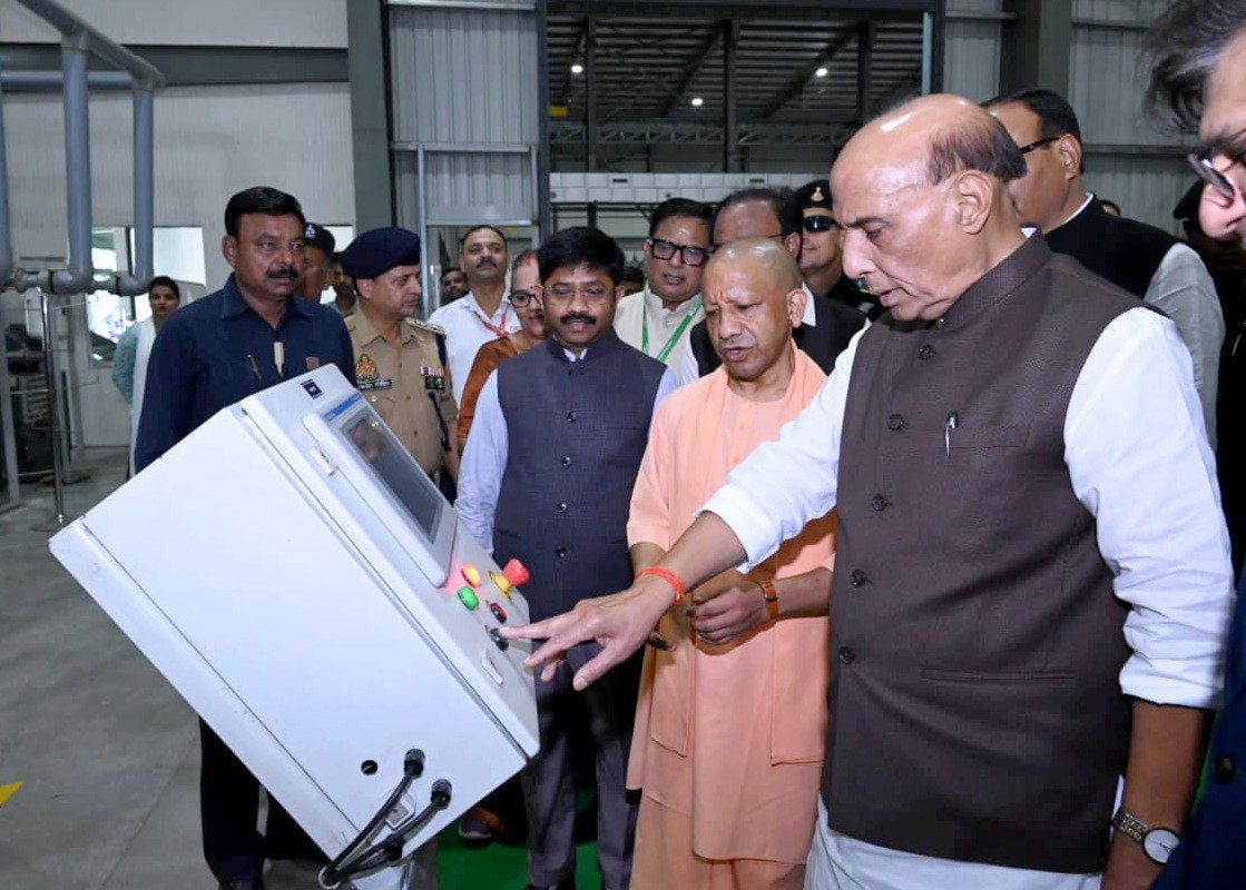 लखनऊ के डिफेंस कॉरिडोर में पीटीसी इंडस्ट्रीज परिसर में रक्षा मंत्री राजनाथ सिंह और मुख्यमंत्री योगी आदित्यनाथ ने टाइटेनियम और सुपर एलॉय मटेरियल प्लांट का लोकार्पण किया। इस अवसर पर नव नियुक्त इंजीनियर्स को नियुक्ति पत्र प्रदान किए गए। राजनाथ सिंह ने कहा कि यह प्रोजेक्ट डिफेंस सेक्टर में आत्मनिर्भरता का प्रतीक है, जो “डिज़ाइन, डेवलप और डिलीवर इन इंडिया” की अवधारणा को मजबूत करेगा। उन्होंने उत्तर प्रदेश को नई औद्योगिक क्रांति का केंद्र बताते हुए कहा कि यह सुविधा भारत की तकनीकी संप्रभुता और वैश्विक प्रतिस्पर्धा की नई पहचान बनेगी।