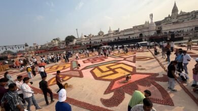 मुख्यमंत्री योगी आदित्यनाथ के नेतृत्व में इस बार अयोध्या का दीपोत्सव विश्व रिकॉर्ड कायम करने जा रहा है। डॉ. राममनोहर लोहिया अवध विश्वविद्यालय और जिला प्रशासन की संयुक्त पहल पर 26 लाख 11 हजार एक सौ एक दीयों से सरयू तट के 56 घाट जगमगाएंगे। कुलपति कर्नल डॉ. बिजेंद्र सिंह के निर्देशन में 33 हजार वालंटियर्स इस आयोजन को ऐतिहासिक बनाने में जुटे हैं। घाटवार गिनती गिनीज टीम द्वारा की जा रही है। सुरक्षा, भोजन, परिवहन और अनुशासन की चाक-चौबंद व्यवस्था की गई है। दीपोत्सव 2025 अयोध्या की सांस्कृतिक और आध्यात्मिक विरासत को नया वैश्विक आयाम देने जा रहा है।