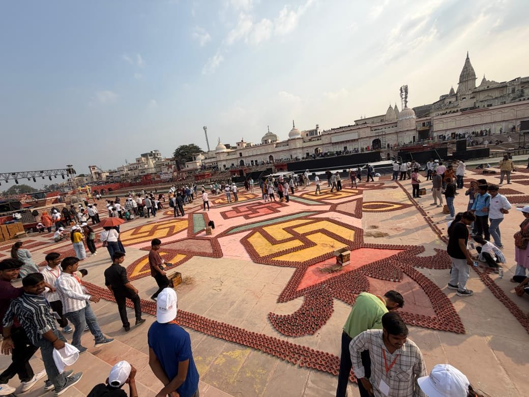 मुख्यमंत्री योगी आदित्यनाथ के नेतृत्व में इस बार अयोध्या का दीपोत्सव विश्व रिकॉर्ड कायम करने जा रहा है। डॉ. राममनोहर लोहिया अवध विश्वविद्यालय और जिला प्रशासन की संयुक्त पहल पर 26 लाख 11 हजार एक सौ एक दीयों से सरयू तट के 56 घाट जगमगाएंगे। कुलपति कर्नल डॉ. बिजेंद्र सिंह के निर्देशन में 33 हजार वालंटियर्स इस आयोजन को ऐतिहासिक बनाने में जुटे हैं। घाटवार गिनती गिनीज टीम द्वारा की जा रही है। सुरक्षा, भोजन, परिवहन और अनुशासन की चाक-चौबंद व्यवस्था की गई है। दीपोत्सव 2025 अयोध्या की सांस्कृतिक और आध्यात्मिक विरासत को नया वैश्विक आयाम देने जा रहा है।