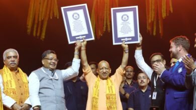 अयोध्या की पवित्र भूमि पर दीपोत्सव-2025 ने एक बार फिर इतिहास रच दिया। रविवार की सांझ 26,17,215 दीपों की जगमगाहट में संपूर्ण रामनगरी आलोकित हो उठी। मुख्यमंत्री योगी आदित्यनाथ के नेतृत्व में आयोजित इस आयोजन में 2128 वेदाचार्यों ने एक साथ सरयू आरती कर नया विश्व रिकॉर्ड बनाया। पुष्पवर्षा, 1100 ड्रोन शो और रामकथा पार्क में श्रीराम राज्याभिषेक के भव्य दृश्य ने हर श्रद्धालु को भाव-विह्वल कर दिया। गिनीज बुक ऑफ वर्ल्ड रिकॉर्ड्स ने इसे प्रमाणित कर अयोध्या की दिव्यता को पुनः अमर कर दिया।