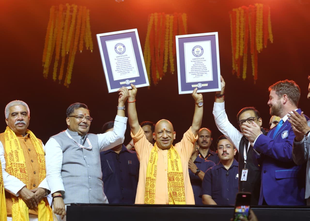 अयोध्या की पवित्र भूमि पर दीपोत्सव-2025 ने एक बार फिर इतिहास रच दिया। रविवार की सांझ 26,17,215 दीपों की जगमगाहट में संपूर्ण रामनगरी आलोकित हो उठी। मुख्यमंत्री योगी आदित्यनाथ के नेतृत्व में आयोजित इस आयोजन में 2128 वेदाचार्यों ने एक साथ सरयू आरती कर नया विश्व रिकॉर्ड बनाया। पुष्पवर्षा, 1100 ड्रोन शो और रामकथा पार्क में श्रीराम राज्याभिषेक के भव्य दृश्य ने हर श्रद्धालु को भाव-विह्वल कर दिया। गिनीज बुक ऑफ वर्ल्ड रिकॉर्ड्स ने इसे प्रमाणित कर अयोध्या की दिव्यता को पुनः अमर कर दिया।