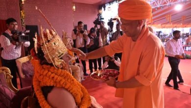 अयोध्या का दीपोत्सव 2025 दिव्यता और आस्था का अद्भुत संगम बन गया। लाखों दीपों से सजी रामनगरी ने जैसे त्रेता युग को साकार कर दिया। रामकथा पार्क में मुख्यमंत्री योगी आदित्यनाथ ने स्वयं प्रभु श्रीराम के रथ को खींचा और उनके राज्याभिषेक का प्रतीकात्मक दृश्य प्रस्तुत किया। पुष्पवर्षा, वैदिक मंत्रोच्चारण और जय श्रीराम के नारों के बीच अयोध्या दिव्य आलोक से नहाई रही। सरयू तट से लेकर हनुमानगढ़ी तक दीपों की पंक्तियां जगमगाईं। भरत मिलाप का दृश्य देखकर श्रद्धालु भावविह्वल हो उठे। दीपोत्सव 2025 ने अयोध्या को विश्व पटल पर पुनः स्थापित कर दिया।