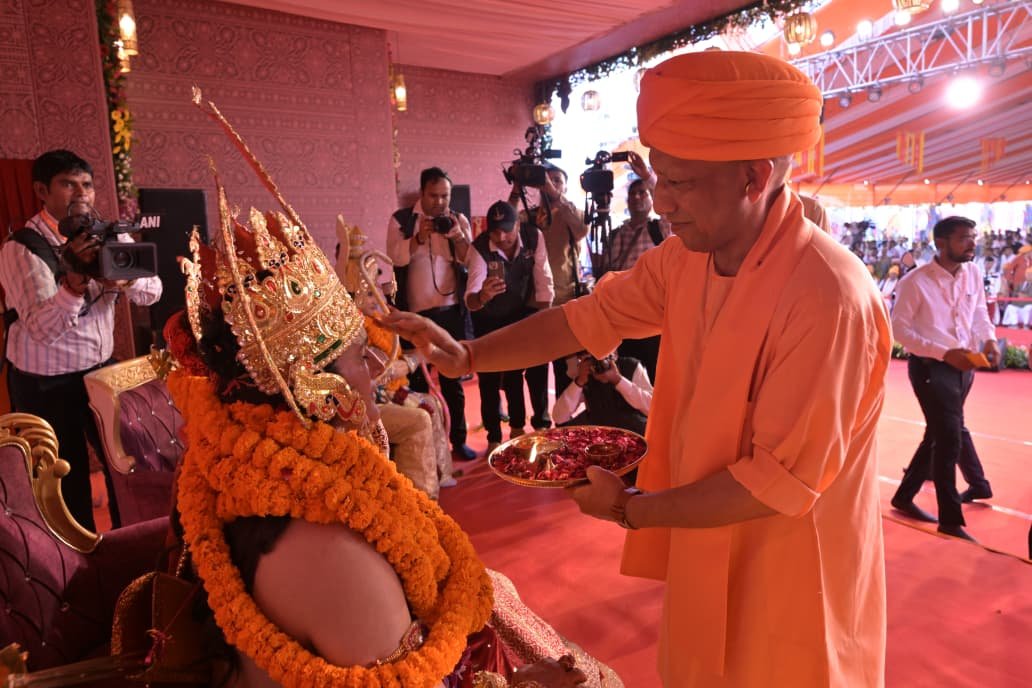 अयोध्या का दीपोत्सव 2025 दिव्यता और आस्था का अद्भुत संगम बन गया। लाखों दीपों से सजी रामनगरी ने जैसे त्रेता युग को साकार कर दिया। रामकथा पार्क में मुख्यमंत्री योगी आदित्यनाथ ने स्वयं प्रभु श्रीराम के रथ को खींचा और उनके राज्याभिषेक का प्रतीकात्मक दृश्य प्रस्तुत किया। पुष्पवर्षा, वैदिक मंत्रोच्चारण और जय श्रीराम के नारों के बीच अयोध्या दिव्य आलोक से नहाई रही। सरयू तट से लेकर हनुमानगढ़ी तक दीपों की पंक्तियां जगमगाईं। भरत मिलाप का दृश्य देखकर श्रद्धालु भावविह्वल हो उठे। दीपोत्सव 2025 ने अयोध्या को विश्व पटल पर पुनः स्थापित कर दिया।