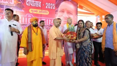 दीपोत्सव-2025 के भव्य आयोजन के बाद मुख्यमंत्री योगी आदित्यनाथ सोमवार सुबह अयोध्या की निषाद और मलिन बस्ती पहुंचे। उन्होंने बच्चों, बुजुर्गों और महिलाओं के साथ दीपावली मनाई, मिठाइयां, उपहार और फुलझड़ियां वितरित कीं। सीएम योगी ने कहा कि हर घर में दीप जलना चाहिए, जो अयोध्या का प्रतीक बनेगा। उन्होंने निषाद बस्ती की स्वच्छता की प्रशंसा की और लोगों को सावधानीपूर्वक आतिशबाजी करने की सलाह दी। सीएम योगी ने मातगैड कोतवाल मंदिर में दर्शन-पूजन कर प्रदेश की सुख-समृद्धि की प्रार्थना की। उनके स्नेहपूर्ण व्यवहार से स्थानीय लोग भाव-विह्वल हो उठे।