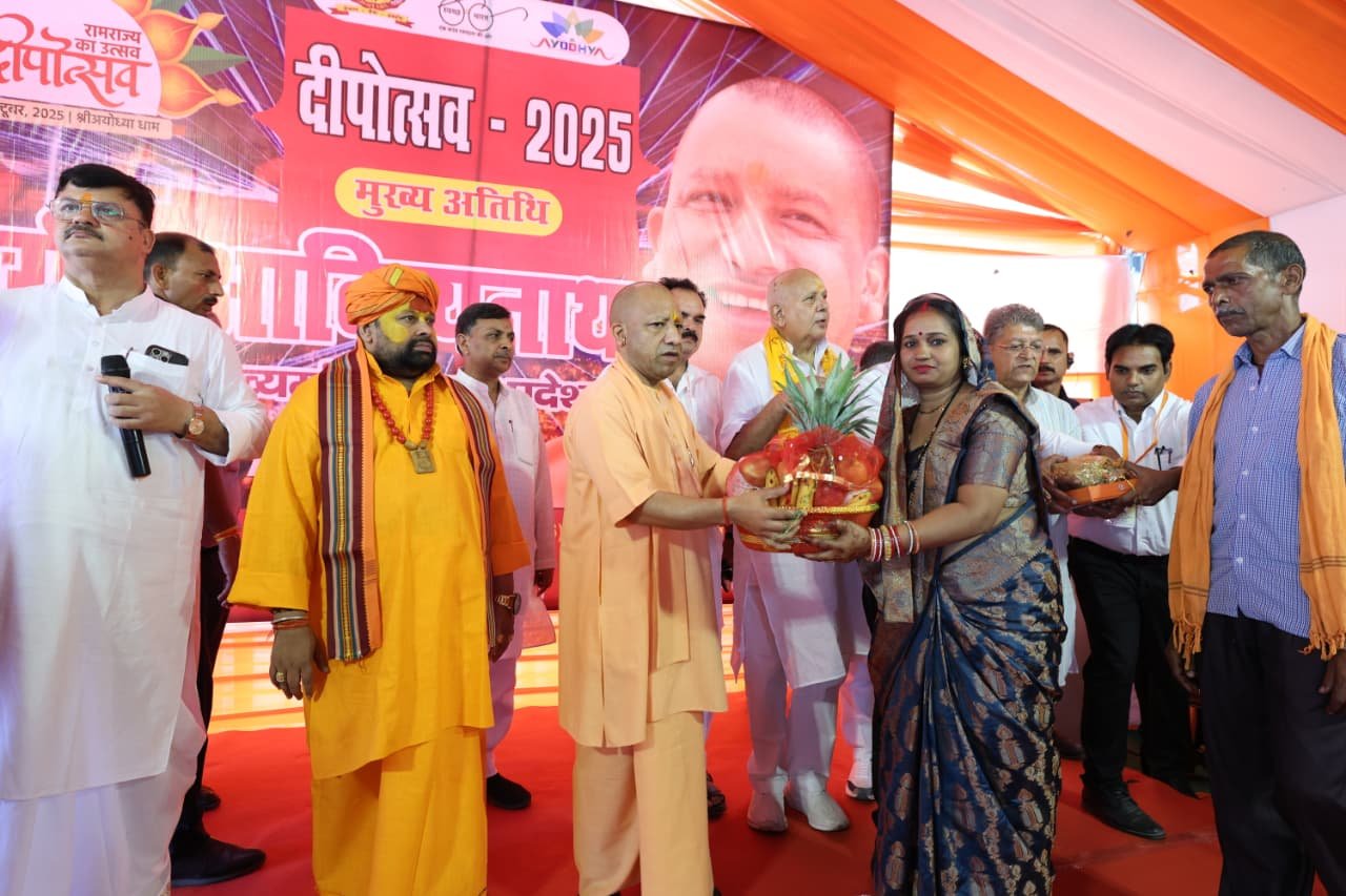 दीपोत्सव-2025 के भव्य आयोजन के बाद मुख्यमंत्री योगी आदित्यनाथ सोमवार सुबह अयोध्या की निषाद और मलिन बस्ती पहुंचे। उन्होंने बच्चों, बुजुर्गों और महिलाओं के साथ दीपावली मनाई, मिठाइयां, उपहार और फुलझड़ियां वितरित कीं। सीएम योगी ने कहा कि हर घर में दीप जलना चाहिए, जो अयोध्या का प्रतीक बनेगा। उन्होंने निषाद बस्ती की स्वच्छता की प्रशंसा की और लोगों को सावधानीपूर्वक आतिशबाजी करने की सलाह दी। सीएम योगी ने मातगैड कोतवाल मंदिर में दर्शन-पूजन कर प्रदेश की सुख-समृद्धि की प्रार्थना की। उनके स्नेहपूर्ण व्यवहार से स्थानीय लोग भाव-विह्वल हो उठे।
