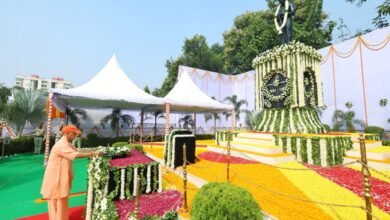 मुख्यमंत्री योगी आदित्यनाथ ने पुलिस स्मृति दिवस पर शहीद निरीक्षक सुनील कुमार, मुख्य आरक्षी दुर्गेश कुमार सिंह और आरक्षी सौरभ कुमार को नमन किया।