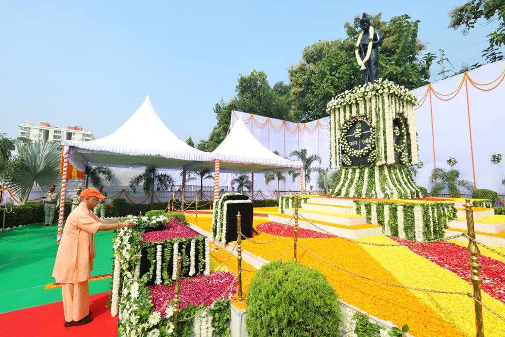 मुख्यमंत्री योगी आदित्यनाथ ने पुलिस स्मृति दिवस पर शहीद निरीक्षक सुनील कुमार, मुख्य आरक्षी दुर्गेश कुमार सिंह और आरक्षी सौरभ कुमार को नमन किया।