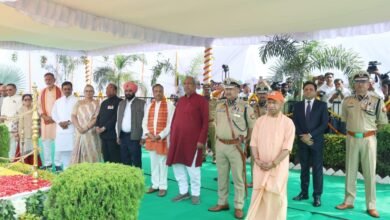 लखनऊ में आयोजित पुलिस स्मृति दिवस समारोह में मुख्यमंत्री योगी आदित्यनाथ ने शहीद पुलिसकर्मियों को पुष्पचक्र अर्पित कर श्रद्धांजलि दी। एक सितंबर 2024 से 31 अगस्त 2025 के बीच बदमाशों से मुठभेड़ में शहीद हुए निरीक्षक सुनील कुमार, मुख्य आरक्षी दुर्गेश कुमार सिंह और आरक्षी सौरभ कुमार के परिजनों को मुख्यमंत्री ने सम्मानित किया। समारोह में नारी शक्ति की प्रतीक उपाधीक्षक आभा पांडेय ने शोक पुस्तिका वाहक के रूप में भाग लिया। परेड, मौन और श्रद्धांजलि के बीच पूरा परिसर देशभक्ति के भाव से गूंज उठा।