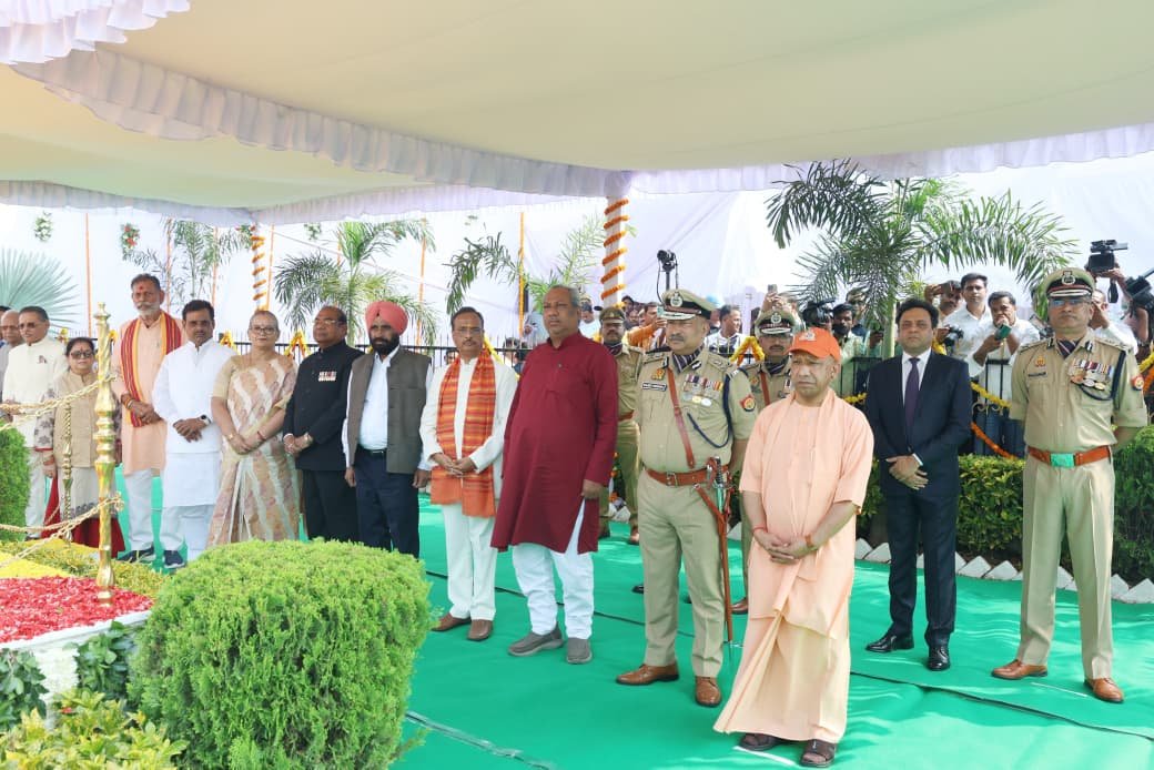 लखनऊ में आयोजित पुलिस स्मृति दिवस समारोह में मुख्यमंत्री योगी आदित्यनाथ ने शहीद पुलिसकर्मियों को पुष्पचक्र अर्पित कर श्रद्धांजलि दी। एक सितंबर 2024 से 31 अगस्त 2025 के बीच बदमाशों से मुठभेड़ में शहीद हुए निरीक्षक सुनील कुमार, मुख्य आरक्षी दुर्गेश कुमार सिंह और आरक्षी सौरभ कुमार के परिजनों को मुख्यमंत्री ने सम्मानित किया। समारोह में नारी शक्ति की प्रतीक उपाधीक्षक आभा पांडेय ने शोक पुस्तिका वाहक के रूप में भाग लिया। परेड, मौन और श्रद्धांजलि के बीच पूरा परिसर देशभक्ति के भाव से गूंज उठा।