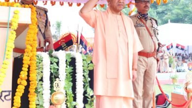 मुख्यमंत्री योगी आदित्यनाथ ने लखनऊ में पुलिस स्मृति दिवस समारोह में शहीद पुलिसकर्मियों को नमन करते हुए कहा कि उनका बलिदान प्रदेश की अमूल्य पूंजी है। उन्होंने बताया कि 2025-26 में पुलिस विभाग के लिए 4,061.87 करोड़ रुपये का बजट स्वीकृत किया गया है। मुख्यमंत्री ने कहा कि यूपी पुलिस ने कानून-व्यवस्था, महिला सुरक्षा, साइबर क्राइम नियंत्रण और अपराधियों पर कार्रवाई के क्षेत्र में ऐतिहासिक उपलब्धियां हासिल की हैं। सरकार पुलिसकर्मियों और उनके परिवारों के कल्याण, प्रशिक्षण और सम्मान के लिए निरंतर कदम उठा रही है।