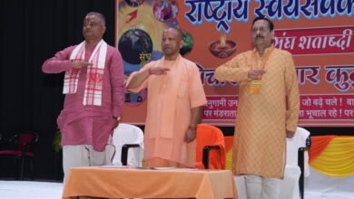 गोरखपुर में राष्ट्रीय स्वयंसेवक संघ के शताब्दी वर्ष कार्यक्रम में मुख्यमंत्री योगी आदित्यनाथ ने कहा कि देश में ब्रिटिश और फ्रांसीसी उपनिवेशों पर चर्चा होती है, लेकिन “राजनीतिक इस्लाम” पर नहीं, जिसने सनातन आस्था को सबसे अधिक प्रभावित किया। उन्होंने छत्रपति शिवाजी, महाराणा प्रताप, गुरु गोविंद सिंह जैसे वीरों को राजनीतिक इस्लाम के विरुद्ध संघर्ष का प्रतीक बताया। सीएम ने हलाल उत्पादों पर रोक का समर्थन करते हुए कहा कि इससे धर्मांतरण और आतंकवाद को बढ़ावा मिलता है। उन्होंने अयोध्या दीपोत्सव, स्वदेशी उत्पादों और पंच परिवर्तन को विकसित भारत की नींव बताया।