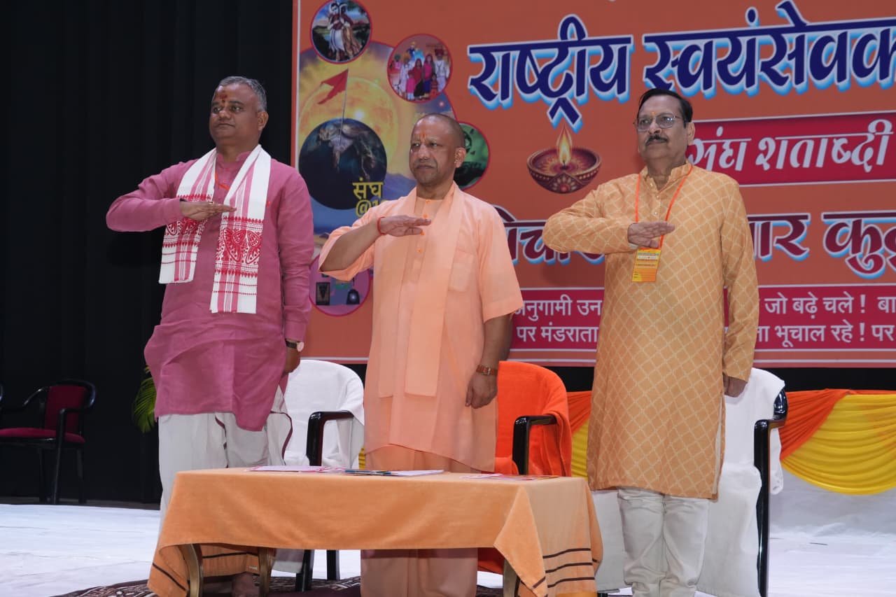 गोरखपुर में राष्ट्रीय स्वयंसेवक संघ के शताब्दी वर्ष कार्यक्रम में मुख्यमंत्री योगी आदित्यनाथ ने कहा कि देश में ब्रिटिश और फ्रांसीसी उपनिवेशों पर चर्चा होती है, लेकिन “राजनीतिक इस्लाम” पर नहीं, जिसने सनातन आस्था को सबसे अधिक प्रभावित किया। उन्होंने छत्रपति शिवाजी, महाराणा प्रताप, गुरु गोविंद सिंह जैसे वीरों को राजनीतिक इस्लाम के विरुद्ध संघर्ष का प्रतीक बताया। सीएम ने हलाल उत्पादों पर रोक का समर्थन करते हुए कहा कि इससे धर्मांतरण और आतंकवाद को बढ़ावा मिलता है। उन्होंने अयोध्या दीपोत्सव, स्वदेशी उत्पादों और पंच परिवर्तन को विकसित भारत की नींव बताया।