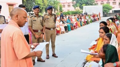 गोरखपुर। दीपावली के बाद मुख्यमंत्री योगी आदित्यनाथ ने गोरखनाथ मंदिर में आयोजित जनता दर्शन में लगभग 300 लोगों की समस्याएं सुनीं। मुख्यमंत्री ने अधिकारियों को निर्देशित किया कि जनता की शिकायतों पर संवेदनशीलता और तत्परता से कार्रवाई करें। जमीन कब्जे से जुड़े मामलों पर उन्होंने सख्ती बरतते हुए भू-माफिया के खिलाफ कठोर कार्रवाई के आदेश दिए। इलाज के लिए आए जरूरतमंदों को आश्वस्त करते हुए कहा कि धन के अभाव में किसी का इलाज नहीं रुकेगा। सरकार हर व्यक्ति की समस्या का समयबद्ध और संतुष्टिपरक समाधान सुनिश्चित करेगी।