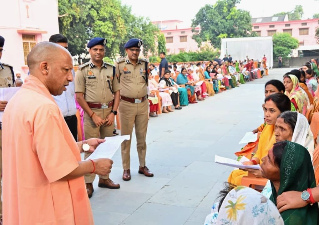 गोरखपुर। दीपावली के बाद मुख्यमंत्री योगी आदित्यनाथ ने गोरखनाथ मंदिर में आयोजित जनता दर्शन में लगभग 300 लोगों की समस्याएं सुनीं। मुख्यमंत्री ने अधिकारियों को निर्देशित किया कि जनता की शिकायतों पर संवेदनशीलता और तत्परता से कार्रवाई करें। जमीन कब्जे से जुड़े मामलों पर उन्होंने सख्ती बरतते हुए भू-माफिया के खिलाफ कठोर कार्रवाई के आदेश दिए। इलाज के लिए आए जरूरतमंदों को आश्वस्त करते हुए कहा कि धन के अभाव में किसी का इलाज नहीं रुकेगा। सरकार हर व्यक्ति की समस्या का समयबद्ध और संतुष्टिपरक समाधान सुनिश्चित करेगी।