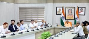 लखनऊ। मुख्यमंत्री योगी आदित्यनाथ ने कहा कि प्रदेश की फायर सर्विस को केवल आग बुझाने तक सीमित न रखकर इसे हर प्रकार की आपदा और आपात स्थिति से निपटने के लिए अत्याधुनिक बनाया जाए। उन्होंने विभागीय पुनर्गठन, विशेष प्रशिक्षित यूनिटों के गठन और अत्याधुनिक उपकरणों की व्यवस्था पर बल दिया। मुख्यमंत्री ने 1,000 से अधिक नए पद सृजित करने के प्रस्ताव को मंजूरी देते हुए कहा कि हर जिले में फायर और आपात सेवाओं की त्वरित उपलब्धता सुनिश्चित की जाए। इससे जनसुरक्षा और राहत कार्यों में तेजी आएगी।