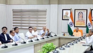 लखनऊ। मुख्यमंत्री योगी आदित्यनाथ ने कहा कि प्रदेश की फायर सर्विस को केवल आग बुझाने तक सीमित न रखकर इसे हर प्रकार की आपदा और आपात स्थिति से निपटने के लिए अत्याधुनिक बनाया जाए। उन्होंने विभागीय पुनर्गठन, विशेष प्रशिक्षित यूनिटों के गठन और अत्याधुनिक उपकरणों की व्यवस्था पर बल दिया। मुख्यमंत्री ने 1,000 से अधिक नए पद सृजित करने के प्रस्ताव को मंजूरी देते हुए कहा कि हर जिले में फायर और आपात सेवाओं की त्वरित उपलब्धता सुनिश्चित की जाए। इससे जनसुरक्षा और राहत कार्यों में तेजी आएगी।