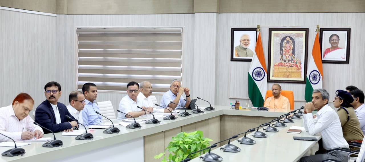 लखनऊ। मुख्यमंत्री योगी आदित्यनाथ ने कहा कि प्रदेश की फायर सर्विस को केवल आग बुझाने तक सीमित न रखकर इसे हर प्रकार की आपदा और आपात स्थिति से निपटने के लिए अत्याधुनिक बनाया जाए। उन्होंने विभागीय पुनर्गठन, विशेष प्रशिक्षित यूनिटों के गठन और अत्याधुनिक उपकरणों की व्यवस्था पर बल दिया। मुख्यमंत्री ने 1,000 से अधिक नए पद सृजित करने के प्रस्ताव को मंजूरी देते हुए कहा कि हर जिले में फायर और आपात सेवाओं की त्वरित उपलब्धता सुनिश्चित की जाए। इससे जनसुरक्षा और राहत कार्यों में तेजी आएगी।