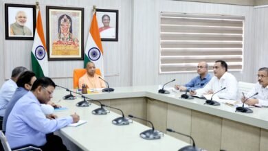 मुख्यमंत्री योगी आदित्यनाथ ने लोक निर्माण विभाग के अधिकारियों के वित्तीय अधिकारों में पाँच गुना तक की वृद्धि को मंजूरी दी है। इस निर्णय से विभागीय कार्यों में स्वायत्तता बढ़ेगी और निविदा व कार्यारंभ की प्रक्रिया में तेजी आएगी। 1995 के बाद पहली बार यह संशोधन किया गया है। अब मुख्य अभियंता को 10 करोड़, अधीक्षण अभियंता को ₹5 करोड़ और अधिशासी अभियंता को ₹2 करोड़ तक के कार्यों की स्वीकृति का अधिकार मिलेगा। बैठक में अभियंताओं की सेवा नियमावली में भी संशोधन कर नई पद संरचना और पारदर्शी पदोन्नति प्रक्रिया लागू करने पर सहमति बनी।