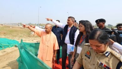 उत्तर प्रदेश का जेवर इंटरनेशनल एयरपोर्ट मुख्यमंत्री योगी आदित्यनाथ के डिजिटल विजन का साकार रूप बनकर उभर रहा है। यह एयरपोर्ट न सिर्फ उड़ानों का केंद्र होगा बल्कि अत्याधुनिक डिजिटल इंफ्रास्ट्रक्चर का नया मानक भी स्थापित करेगा। ड्यूल फाइबर ऑप्टिक नेटवर्क, दो स्वतंत्र डेटा सेंटर और तीन प्रमुख डिजिटल कंट्रोल हब (AOC, SOCC, AEOC) से लैस यह हवाई अड्डा सुरक्षा, सुविधा और दक्षता का बेहतरीन उदाहरण बनेगा। एआई आधारित सिस्टम और वीडियो सर्विलांस नेटवर्क के साथ यह परियोजना उत्तर प्रदेश को डिजिटल एविएशन हब बनाने की दिशा में ऐतिहासिक कदम है।