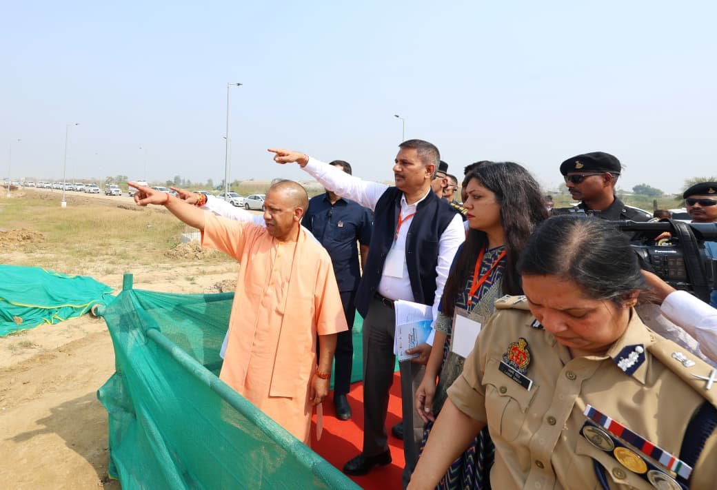 उत्तर प्रदेश का जेवर इंटरनेशनल एयरपोर्ट मुख्यमंत्री योगी आदित्यनाथ के डिजिटल विजन का साकार रूप बनकर उभर रहा है। यह एयरपोर्ट न सिर्फ उड़ानों का केंद्र होगा बल्कि अत्याधुनिक डिजिटल इंफ्रास्ट्रक्चर का नया मानक भी स्थापित करेगा। ड्यूल फाइबर ऑप्टिक नेटवर्क, दो स्वतंत्र डेटा सेंटर और तीन प्रमुख डिजिटल कंट्रोल हब (AOC, SOCC, AEOC) से लैस यह हवाई अड्डा सुरक्षा, सुविधा और दक्षता का बेहतरीन उदाहरण बनेगा। एआई आधारित सिस्टम और वीडियो सर्विलांस नेटवर्क के साथ यह परियोजना उत्तर प्रदेश को डिजिटल एविएशन हब बनाने की दिशा में ऐतिहासिक कदम है।