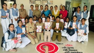 लखनऊ। मुख्यमंत्री योगी आदित्यनाथ के नेतृत्व में मिशन शक्ति 5.0 अभियान नारी सुरक्षा, सम्मान और स्वावलंबन की दिशा में नई पहल साबित हो रहा है। अंतरराष्ट्रीय बालिका सप्ताह (3 से 11 अक्टूबर 2025) के अवसर पर महिला एवं बाल विकास विभाग द्वारा प्रदेश के सभी जिलों में “सेल्फ डिफेंस वर्कशॉप” का भव्य आयोजन किया गया।इन वर्कशॉप्स में बालिकाओं और महिलाओं को आत्मरक्षा के व्यावहारिक प्रशिक्षण, संकट की स्थिति में त्वरित कार्रवाई, हेल्पलाइन नंबरों की जानकारी और साइबर सुरक्षा जैसे विषयों पर जागरूक किया गया। विशेषज्ञों ने छात्राओं को बताया कि विपरीत परिस्थितियों में अपनी सुरक्षा कैसे सुनिश्चित करें और कानूनी अधिकारों का उपयोग कैसे करें।योगी सरकार का उद्देश्य है कि हर बालिका आत्मनिर्भर, आत्मविश्वासी और सुरक्षित जीवन जी सके। यह पहल न केवल नारी सशक्तिकरण को नई ऊंचाइयों पर ले जा रही है, बल्कि प्रदेश में महिलाओं और बच्चों के लिए सुरक्षित वातावरण बनाने की दिशा में बड़ा कदम है।