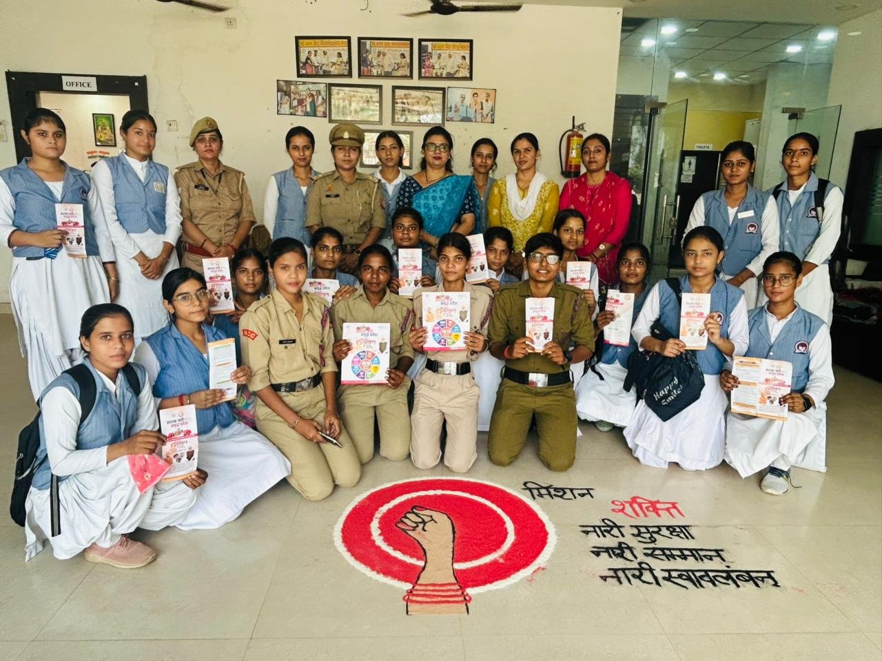 लखनऊ। मुख्यमंत्री योगी आदित्यनाथ के नेतृत्व में मिशन शक्ति 5.0 अभियान नारी सुरक्षा, सम्मान और स्वावलंबन की दिशा में नई पहल साबित हो रहा है। अंतरराष्ट्रीय बालिका सप्ताह (3 से 11 अक्टूबर 2025) के अवसर पर महिला एवं बाल विकास विभाग द्वारा प्रदेश के सभी जिलों में “सेल्फ डिफेंस वर्कशॉप” का भव्य आयोजन किया गया।इन वर्कशॉप्स में बालिकाओं और महिलाओं को आत्मरक्षा के व्यावहारिक प्रशिक्षण, संकट की स्थिति में त्वरित कार्रवाई, हेल्पलाइन नंबरों की जानकारी और साइबर सुरक्षा जैसे विषयों पर जागरूक किया गया। विशेषज्ञों ने छात्राओं को बताया कि विपरीत परिस्थितियों में अपनी सुरक्षा कैसे सुनिश्चित करें और कानूनी अधिकारों का उपयोग कैसे करें।योगी सरकार का उद्देश्य है कि हर बालिका आत्मनिर्भर, आत्मविश्वासी और सुरक्षित जीवन जी सके। यह पहल न केवल नारी सशक्तिकरण को नई ऊंचाइयों पर ले जा रही है, बल्कि प्रदेश में महिलाओं और बच्चों के लिए सुरक्षित वातावरण बनाने की दिशा में बड़ा कदम है।