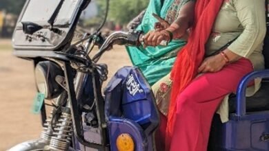 उत्तर प्रदेश के गांव आज आत्मनिर्भरता की नई परिभाषा लिख रहे हैं। अलीगढ़ की महिलाएं कचरे से जैविक उर्वरक बनाकर ‘लाइटहाउस एफपीओ’ बना चुकी हैं, मीरजापुर की चंदा शुक्ला ई-रिक्शा चलाकर सैकड़ों महिलाओं की प्रेरणा बनीं, हरदोई के हिमांशु यादव ने स्वास्थ्य डर को जनजागरूकता अभियान में बदला और अमेठी की अनिता देवी BC सखी बनकर ग्रामीणों को बैंकिंग प्रणाली से जोड़ रही हैं। ये कहानियाँ साबित करती हैं कि जब समुदाय खुद नेतृत्व करता है, तो विकास केवल सपना नहीं, सच्चाई बन जाता है।