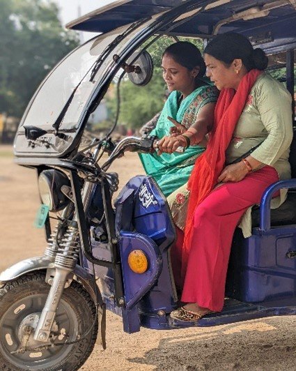 उत्तर प्रदेश के गांव आज आत्मनिर्भरता की नई परिभाषा लिख रहे हैं। अलीगढ़ की महिलाएं कचरे से जैविक उर्वरक बनाकर ‘लाइटहाउस एफपीओ’ बना चुकी हैं, मीरजापुर की चंदा शुक्ला ई-रिक्शा चलाकर सैकड़ों महिलाओं की प्रेरणा बनीं, हरदोई के हिमांशु यादव ने स्वास्थ्य डर को जनजागरूकता अभियान में बदला और अमेठी की अनिता देवी BC सखी बनकर ग्रामीणों को बैंकिंग प्रणाली से जोड़ रही हैं। ये कहानियाँ साबित करती हैं कि जब समुदाय खुद नेतृत्व करता है, तो विकास केवल सपना नहीं, सच्चाई बन जाता है।
