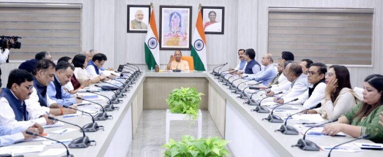 लखनऊ में 23 से 29 नवम्बर 2025 तक होने जा रहे भारत स्काउट्स एंड गाइड्स के 19वें राष्ट्रीय जंबूरी की तैयारियों की समीक्षा मुख्यमंत्री योगी आदित्यनाथ ने की। 61 वर्षों बाद यह प्रतिष्ठित आयोजन उत्तर प्रदेश में होने जा रहा है, जिसमें देश-विदेश से 30 हजार से अधिक युवा प्रतिभागी आएंगे। 300 एकड़ में फैले आयोजन स्थल पर आधुनिक सुरक्षा, स्वास्थ्य, आवास, सांस्कृतिक कार्यक्रमों से लेकर आईटी-एआई हब तक की विशेष व्यवस्था की जा रही है। आयोजन की थीम ‘आत्मनिर्भर-स्वदेशी भारत, स्वच्छ एवं विकसित भारत, ग्रीन एवं सस्टेनेबल भारत’ होगी। दो दिवसीय ड्रोन शो सहित रोमांचक एडवेंचर गतिविधियाँ युवाओं को नई ऊर्जा देंगी।