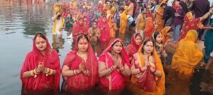 दुद्धी, सोनभद्र में चार दिवसीय छठ महापर्व का समापन मंगलवार की सुबह उदीयमान सूर्य को अर्ध्य देकर हुआ। पूरे क्षेत्र के तालाब व घाट श्रृद्धालुओं से भरे रहे। ब्रतधारियों ने डूबते सूर्य को अर्घ्य देकर रात्रिभर छठ मैया की उपासना और भजन-कीर्तन किया। सुबह पुनः भगवान भास्कर की पूजा और दूध का अर्घ्य अर्पित कर लोककल्याण की कामना की गई। शिवाजी तालाब पर जेबीएस टीम और नगर पंचायत द्वारा भव्य सजावट व व्यवस्थाएं की गईं। प्रशासनिक सुरक्षा के बीच सामाजिक संस्थाओं ने प्रसाद व सेवा कार्यक्रम चलाया। भक्तिमय वातावरण में संपन्न इस महापर्व ने नगर को आस्था की दीपमालाओं से रोशन कर दिया।