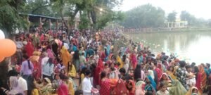 भलुअनी, देवरिया में छठ पूजा का चार दिवसीय पर्व उदीयमान सूर्य को अर्घ्य देकर संपन्न हुआ। व्रती महिलाओं ने निराजल रहकर परिवार की सुख-समृद्धि की कामना की और छठ मैया के गीतों से घाटों को भक्ति में रंग दिया। शिवमंदिर परिसर के घाट पर सर्वाधिक भीड़ देखने को मिली, जहां नगर पंचायत द्वारा टेंट, लाइट, सफाई और स्वास्थ्य सुविधाओं की उत्तम व्यवस्था की गई। सुरक्षा के लिहाज से महिला पुलिसकर्मी और पुलिस बल पूरी तरह मुस्तैद रहे। युवतियों ने घाटों पर सेल्फी लेकर इस पावन अवसर को यादगार बनाया। श्रद्धा और अनुशासन का यह अनूठा संगम पूरे नगर को आध्यात्मिक रंग में डूबो गया।